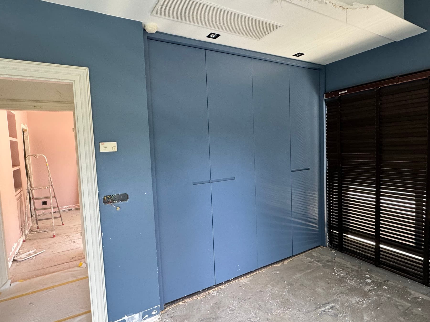 Avant travaux — Armoire en laque — Cologny