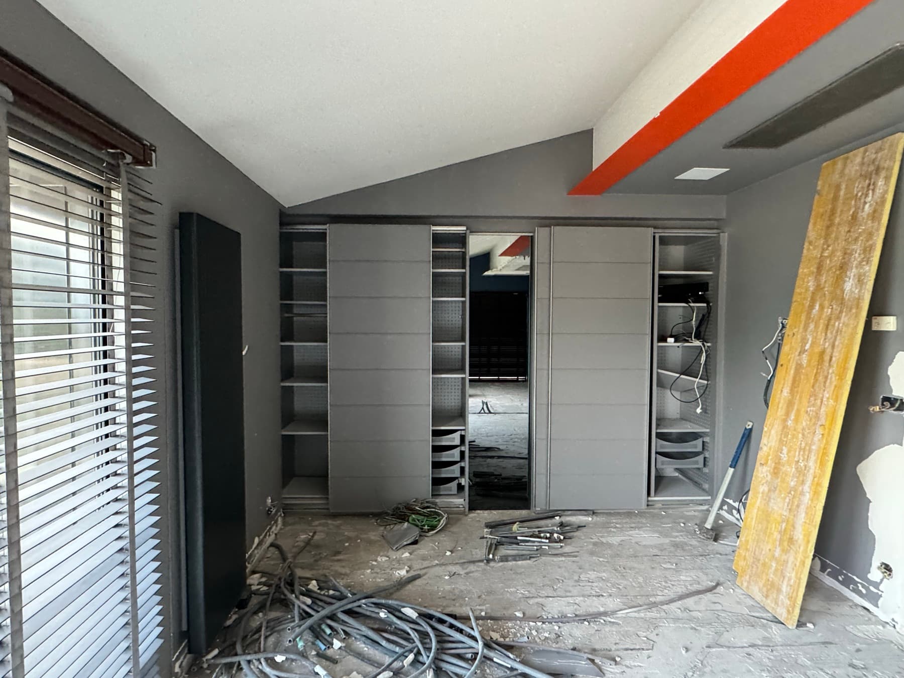 Avant travaux — Étagère et lambris — Cologny