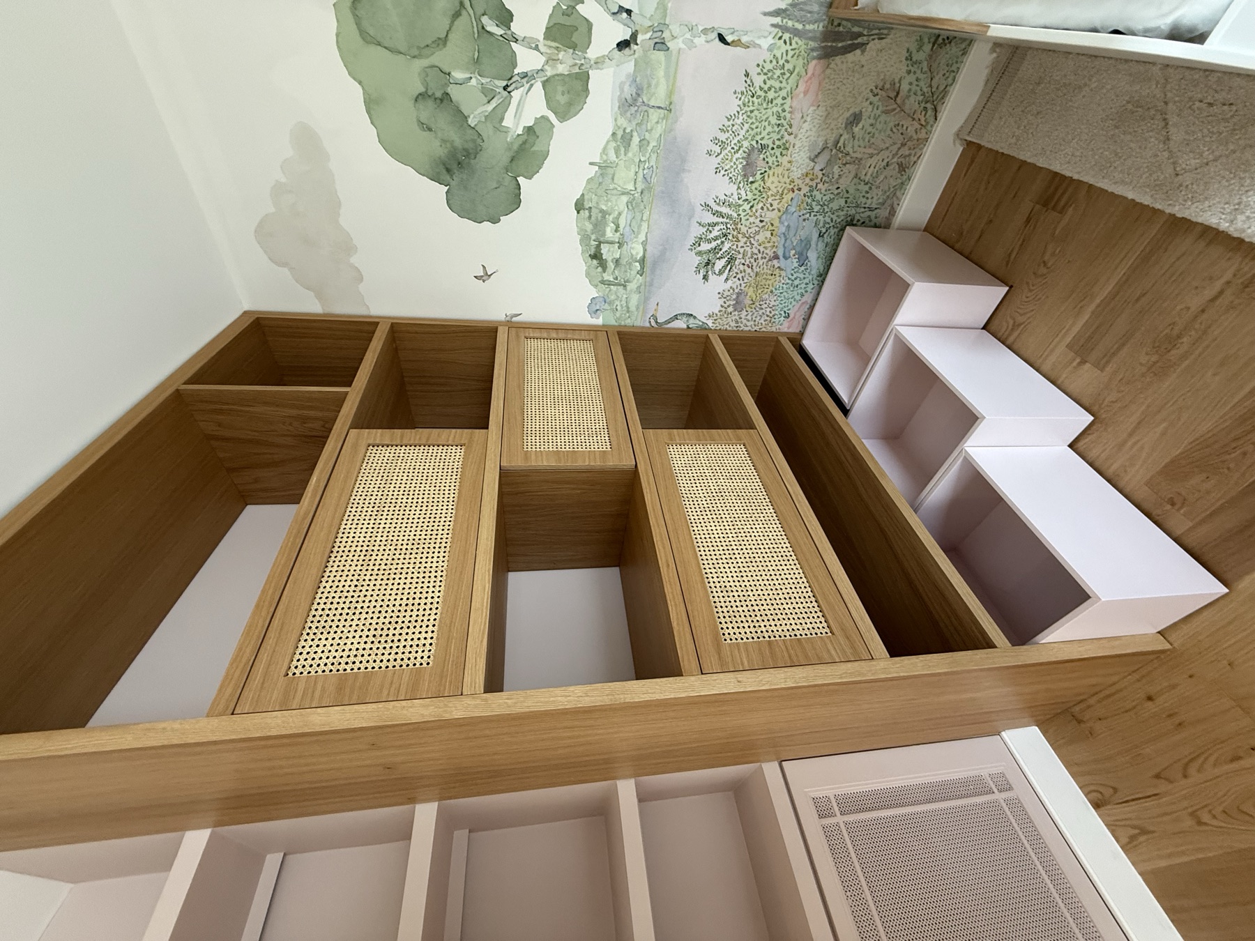 Étagère à portes en cannage — Cologny